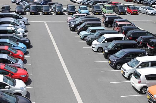 大型スーパーの駐車場のイメージ